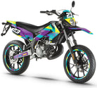Kit pegatinas 50cc Derbi Senda xtreme 2011-2017 ROD sobre moto supermotard colorida con adhesivos gráficos.