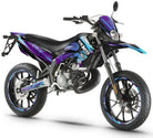 Dekor kit 50cc Derbi Senda xtreme 2011-2017 Cosmic auf Motorrad, modernes Design mit grafischem Stil.