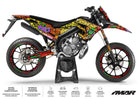 Kit pegatinas 50cc Derbi Senda x-treme 2018-2025 Budz sobre moto con diseño gráfico audaz y colorido.