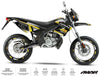 Kit pegatinas 50cc Derbi Senda xtreme 2006-2010 Arte sobre una moto supermotard con diseño llamativo.