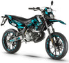 Dekor kit 50cc Gilera SMT 2011-2017 Acht mit modernem Grafikdesign auf dem Motorrad.