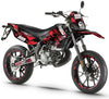 Dekor kit 50cc Gilera SMT 2011-2017 Achter auf dem Motorrad mit rot-schwarzem Design.