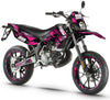 Dekor kit 50cc Gilera SMT 2011-2017 Achter auf dem Motorrad mit modernem grafischem Design in Rosa und Schwarz.