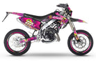 Dekor kit HM CRM 50 Derapage Miami Evo auf Motorrad, retro-futuristisches Design und leuchtende Farben für 50 ccm.