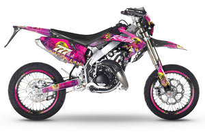 Kit déco HM CRM 50 Derapage Miami Evo sur moto, design rétro-futuriste et couleurs vives pour 50cc.