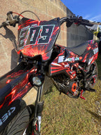 kit deco beta 50cc rouge et noir avec une fintion paillettes cosmiques