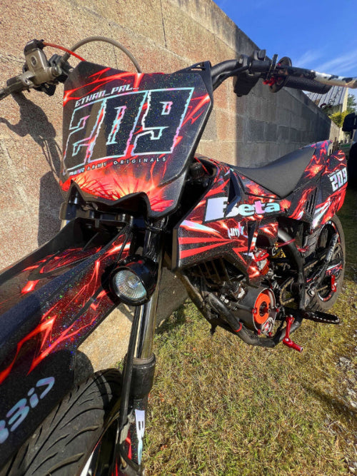 kit deco beta 50cc rouge et noir avec une fintion paillettes cosmiques