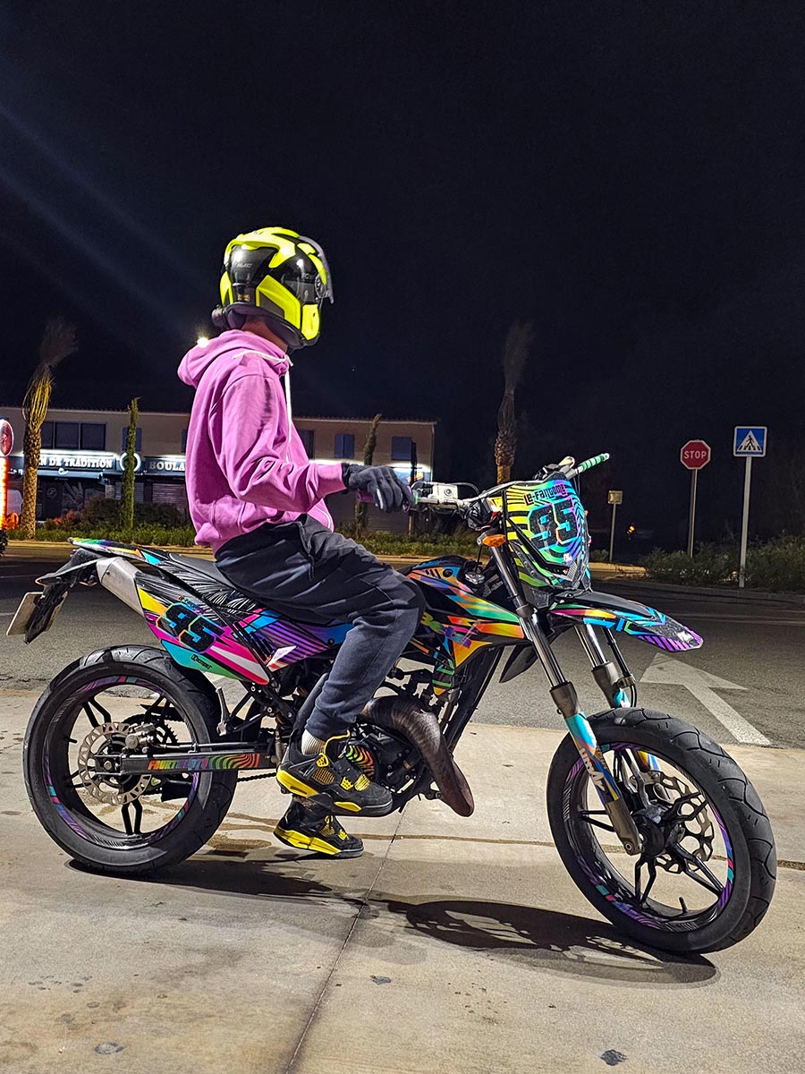 moto Beta 50cc con juego de decoración multicolor, acabado brillante