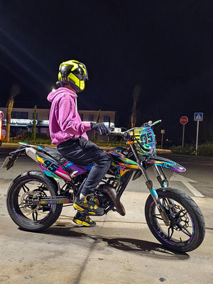 moto Beta 50cc avec kit déco multicolore, finition brillante