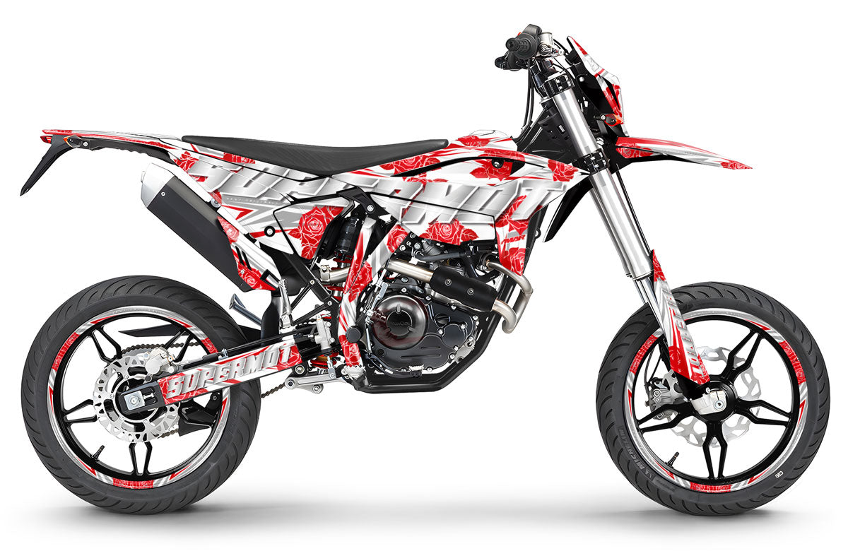 Moto Beta RR 125 LC con un juego de decoración de base blanca, diseño de flores rojas con la palabra "SUPERMOTO" a lo largo de toda la moto.