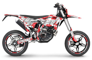 Moto Beta RR 125 LC avec un kit déco de base blanche, design de fleurs rouges avec une écriture "SUPERMOTO" sur tout le long de la moto.
