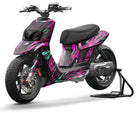 kit déco complet pour MBK Booster BCD avec carénages RX BCD. Motifs de lignes dynamiques en couleurs rose, petits détails graphiques en couleur turquoise.