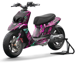 kit déco complet pour MBK Booster BCD avec carénages RX BCD. Motifs de lignes dynamiques en couleurs rose, petits détails graphiques en couleur turquoise.