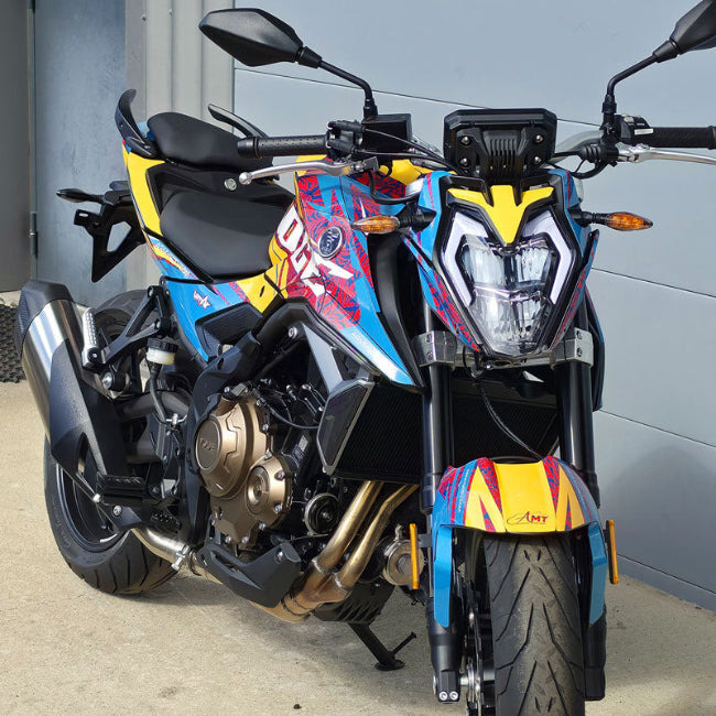 kit déco voge installé sur une Voge R 625. Le design est de couleurs turquoise, jaune et rouge.