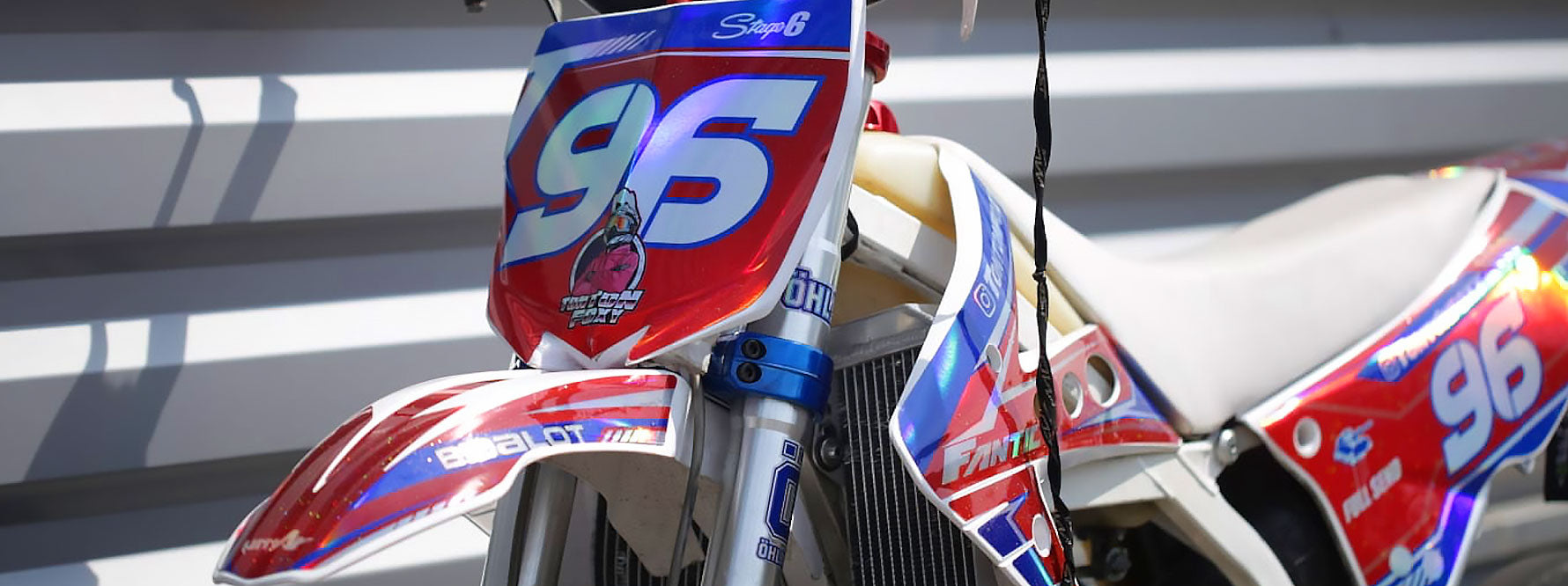 kit déco Fantic 50cc Bleu, blanc et rouge sur autocollants holographique