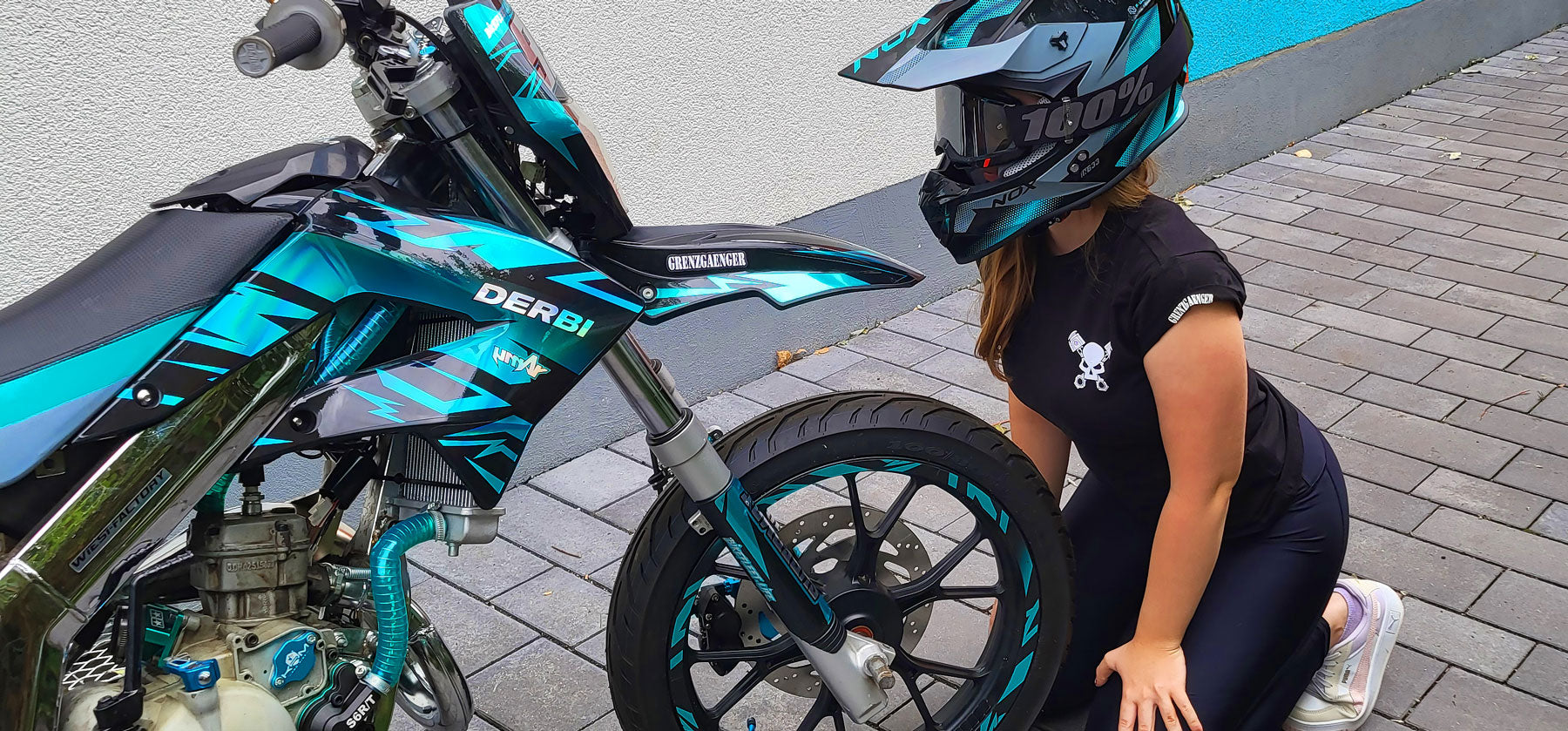 kit déco holographique turquoise et noir sur Derbi Senda Xtreme