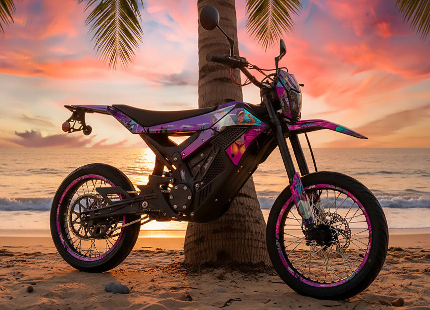 rieju e-tango sur la plage avec un kit déco Vice City, GTA style