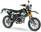 Kit pegatinas 50cc Rieju MRT 2022-2025 Magix aplicado en una motocicleta supermotard con un diseño azul elegante.