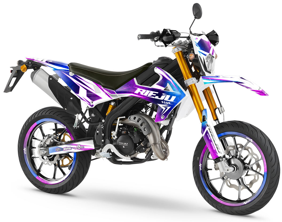Kit déco 50cc Rieju MRT 2022-2025 R-Force sur une moto 50cc avec design graphique dynamique.
