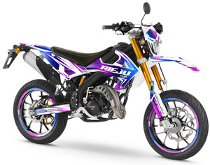 Kit déco 50cc Rieju MRT 2022-2025 R-Force sur une moto 50cc avec design graphique dynamique.