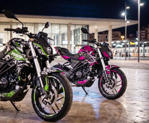 2 motos Voge R 125cc avec des kits déco armysctv de type premium. une moto avec kit déco vert et l¡autre avec un kit déco Rose