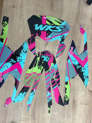 Kit déco Derbi Senda xtreme 50cc 2018-2025 Army Pinkster | autocollants moto | personnalisation 50cc | armysctv